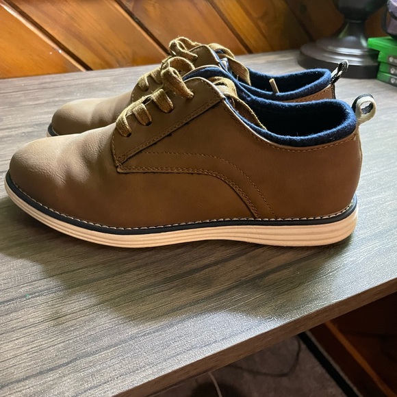 Cat & Jack Tan Men's Oxfords - Picture 4 of 6